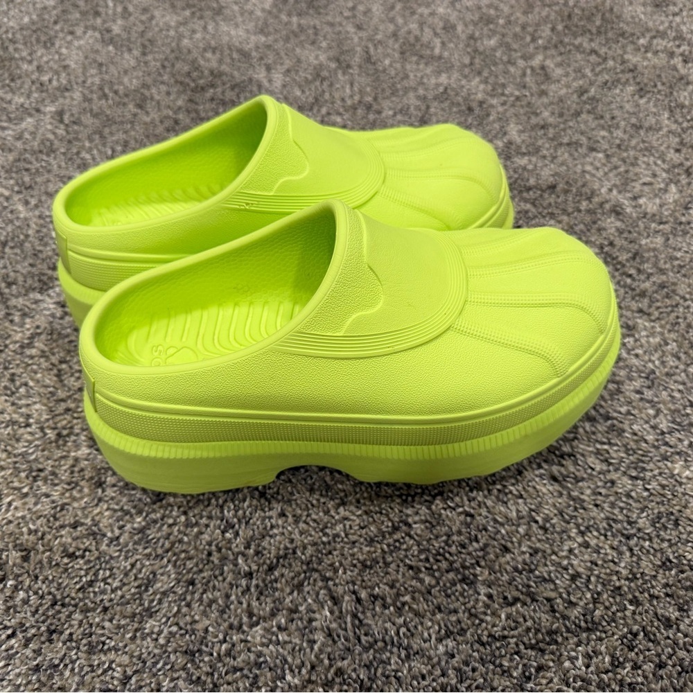 Sorel Caribou Women's Clogs in a neon lime green size 5